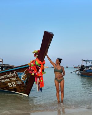 Rita Ferro Rodrigues Instagram - Dia 10🌴🦀
As ilhas Phi Phi😍
É que nos ia dando uma coisinha, logo à chegada ao @saii.phiphiislandvillage ( só se chega de barco !) com as tonalidades da água azul  escuro, azul céu , verde esmeralda, um caleidoscópio de cores e peixes à volta do barco e nós mais uma vez de boca aberta. Andamos por este país de boca aberta com tanta e absurda beleza.
O dia foi todo sem fazer nenhum - ainda não tinha acontecido nestas férias, o prazer de nada fazer. Mergulhos, abraços , beijinhos salgados, ataques de riso, festinhas nas costas, sestas, confidências e tudo repetido mais uma vez e outra e outra até o Sol se encostar à montanha , preguiçoso, e a noite cair serena embalada pela concerto de cigarras ( tão afinadas, iniciaram a sinfonia todas ao mesmo tempo 🎶( ver stories) 
Amanhã vamos fazer snorkeling e vamos a Maya Bay . Vamos também visitar a ilha dos macacos 🐒
mas eu hoje já estive a fazer macacadas o dia todo, em estágio 🙈
Melhor do que o som das ondas a rebentarem indolentes na praia, melhor que o concerto da cigarras, melhor do que as sinfonias matinais da passarada multicolor, as gargalhadas dos meus filhos são a minha banda sonora preferida. 
Últimos dias desta viagem maravilhosa  por uma Tailândia que cura e cicatriza (porque nos embala em amor e esperança, numa ternura sem esforço que vem da terra, do mar, das estrelas e dos corações bonitos deste povo tão gentil ) 
Até amanhã ✨
#SAii
#SAiiscapes
#saiiPhiphiIslandVillage

#bestravel 
#bestravelviagens