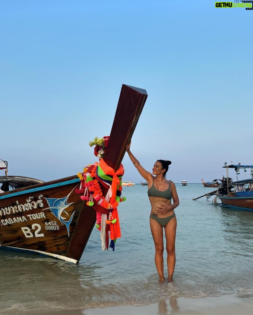 Rita Ferro Rodrigues Instagram - Dia 10🌴🦀 As ilhas Phi Phi😍 É que nos ia dando uma coisinha, logo à chegada ao @saii.phiphiislandvillage ( só se chega de barco !) com as tonalidades da água azul escuro, azul céu , verde esmeralda, um caleidoscópio de cores e peixes à volta do barco e nós mais uma vez de boca aberta. Andamos por este país de boca aberta com tanta e absurda beleza. O dia foi todo sem fazer nenhum - ainda não tinha acontecido nestas férias, o prazer de nada fazer. Mergulhos, abraços , beijinhos salgados, ataques de riso, festinhas nas costas, sestas, confidências e tudo repetido mais uma vez e outra e outra até o Sol se encostar à montanha , preguiçoso, e a noite cair serena embalada pela concerto de cigarras ( tão afinadas, iniciaram a sinfonia todas ao mesmo tempo 🎶( ver stories) Amanhã vamos fazer snorkeling e vamos a Maya Bay . Vamos também visitar a ilha dos macacos 🐒 mas eu hoje já estive a fazer macacadas o dia todo, em estágio 🙈 Melhor do que o som das ondas a rebentarem indolentes na praia, melhor que o concerto da cigarras, melhor do que as sinfonias matinais da passarada multicolor, as gargalhadas dos meus filhos são a minha banda sonora preferida. Últimos dias desta viagem maravilhosa por uma Tailândia que cura e cicatriza (porque nos embala em amor e esperança, numa ternura sem esforço que vem da terra, do mar, das estrelas e dos corações bonitos deste povo tão gentil ) Até amanhã ✨ #SAii #SAiiscapes #saiiPhiphiIslandVillage #bestravel #bestravelviagens