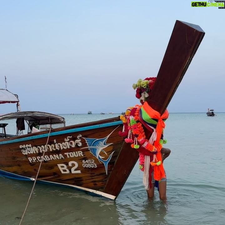 Rita Ferro Rodrigues Instagram - Dia 10🌴🦀 As ilhas Phi Phi😍 É que nos ia dando uma coisinha, logo à chegada ao @saii.phiphiislandvillage ( só se chega de barco !) com as tonalidades da água azul escuro, azul céu , verde esmeralda, um caleidoscópio de cores e peixes à volta do barco e nós mais uma vez de boca aberta. Andamos por este país de boca aberta com tanta e absurda beleza. O dia foi todo sem fazer nenhum - ainda não tinha acontecido nestas férias, o prazer de nada fazer. Mergulhos, abraços , beijinhos salgados, ataques de riso, festinhas nas costas, sestas, confidências e tudo repetido mais uma vez e outra e outra até o Sol se encostar à montanha , preguiçoso, e a noite cair serena embalada pela concerto de cigarras ( tão afinadas, iniciaram a sinfonia todas ao mesmo tempo 🎶( ver stories) Amanhã vamos fazer snorkeling e vamos a Maya Bay . Vamos também visitar a ilha dos macacos 🐒 mas eu hoje já estive a fazer macacadas o dia todo, em estágio 🙈 Melhor do que o som das ondas a rebentarem indolentes na praia, melhor que o concerto da cigarras, melhor do que as sinfonias matinais da passarada multicolor, as gargalhadas dos meus filhos são a minha banda sonora preferida. Últimos dias desta viagem maravilhosa por uma Tailândia que cura e cicatriza (porque nos embala em amor e esperança, numa ternura sem esforço que vem da terra, do mar, das estrelas e dos corações bonitos deste povo tão gentil ) Até amanhã ✨ #SAii #SAiiscapes #saiiPhiphiIslandVillage #bestravel #bestravelviagens