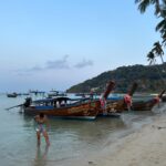 Rita Ferro Rodrigues Instagram – Dia 10🌴🦀
As ilhas Phi Phi😍
É que nos ia dando uma coisinha, logo à chegada ao @saii.phiphiislandvillage ( só se chega de barco !) com as tonalidades da água azul  escuro, azul céu , verde esmeralda, um caleidoscópio de cores e peixes à volta do barco e nós mais uma vez de boca aberta. Andamos por este país de boca aberta com tanta e absurda beleza.
O dia foi todo sem fazer nenhum – ainda não tinha acontecido nestas férias, o prazer de nada fazer. Mergulhos, abraços , beijinhos salgados, ataques de riso, festinhas nas costas, sestas, confidências e tudo repetido mais uma vez e outra e outra até o Sol se encostar à montanha , preguiçoso, e a noite cair serena embalada pela concerto de cigarras ( tão afinadas, iniciaram a sinfonia todas ao mesmo tempo 🎶( ver stories) 
Amanhã vamos fazer snorkeling e vamos a Maya Bay . Vamos também visitar a ilha dos macacos 🐒
mas eu hoje já estive a fazer macacadas o dia todo, em estágio 🙈
Melhor do que o som das ondas a rebentarem indolentes na praia, melhor que o concerto da cigarras, melhor do que as sinfonias matinais da passarada multicolor, as gargalhadas dos meus filhos são a minha banda sonora preferida. 
Últimos dias desta viagem maravilhosa  por uma Tailândia que cura e cicatriza (porque nos embala em amor e esperança, numa ternura sem esforço que vem da terra, do mar, das estrelas e dos corações bonitos deste povo tão gentil ) 
Até amanhã ✨
#SAii
#SAiiscapes
#saiiPhiphiIslandVillage

#bestravel 
#bestravelviagens