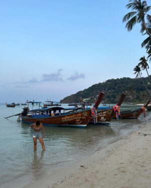 Rita Ferro Rodrigues Instagram - Dia 10🌴🦀
As ilhas Phi Phi😍
É que nos ia dando uma coisinha, logo à chegada ao @saii.phiphiislandvillage ( só se chega de barco !) com as tonalidades da água azul  escuro, azul céu , verde esmeralda, um caleidoscópio de cores e peixes à volta do barco e nós mais uma vez de boca aberta. Andamos por este país de boca aberta com tanta e absurda beleza.
O dia foi todo sem fazer nenhum - ainda não tinha acontecido nestas férias, o prazer de nada fazer. Mergulhos, abraços , beijinhos salgados, ataques de riso, festinhas nas costas, sestas, confidências e tudo repetido mais uma vez e outra e outra até o Sol se encostar à montanha , preguiçoso, e a noite cair serena embalada pela concerto de cigarras ( tão afinadas, iniciaram a sinfonia todas ao mesmo tempo 🎶( ver stories) 
Amanhã vamos fazer snorkeling e vamos a Maya Bay . Vamos também visitar a ilha dos macacos 🐒
mas eu hoje já estive a fazer macacadas o dia todo, em estágio 🙈
Melhor do que o som das ondas a rebentarem indolentes na praia, melhor que o concerto da cigarras, melhor do que as sinfonias matinais da passarada multicolor, as gargalhadas dos meus filhos são a minha banda sonora preferida. 
Últimos dias desta viagem maravilhosa  por uma Tailândia que cura e cicatriza (porque nos embala em amor e esperança, numa ternura sem esforço que vem da terra, do mar, das estrelas e dos corações bonitos deste povo tão gentil ) 
Até amanhã ✨
#SAii
#SAiiscapes
#saiiPhiphiIslandVillage

#bestravel 
#bestravelviagens