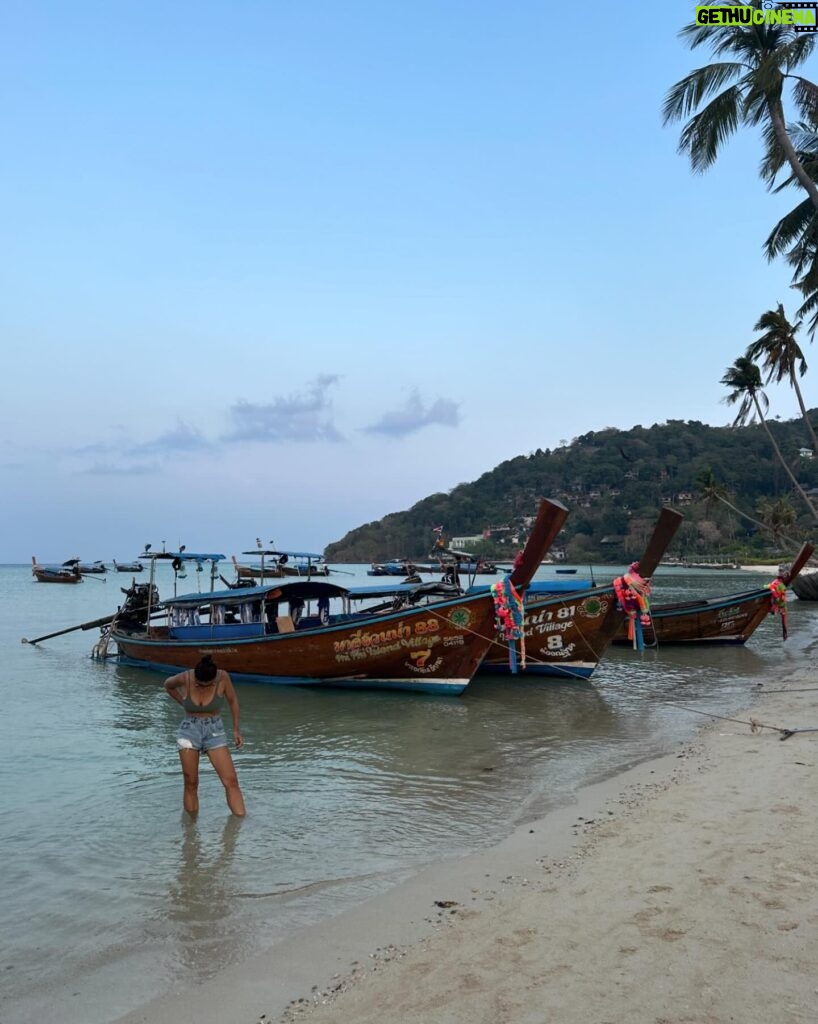 Rita Ferro Rodrigues Instagram - Dia 10🌴🦀 As ilhas Phi Phi😍 É que nos ia dando uma coisinha, logo à chegada ao @saii.phiphiislandvillage ( só se chega de barco !) com as tonalidades da água azul escuro, azul céu , verde esmeralda, um caleidoscópio de cores e peixes à volta do barco e nós mais uma vez de boca aberta. Andamos por este país de boca aberta com tanta e absurda beleza. O dia foi todo sem fazer nenhum - ainda não tinha acontecido nestas férias, o prazer de nada fazer. Mergulhos, abraços , beijinhos salgados, ataques de riso, festinhas nas costas, sestas, confidências e tudo repetido mais uma vez e outra e outra até o Sol se encostar à montanha , preguiçoso, e a noite cair serena embalada pela concerto de cigarras ( tão afinadas, iniciaram a sinfonia todas ao mesmo tempo 🎶( ver stories) Amanhã vamos fazer snorkeling e vamos a Maya Bay . Vamos também visitar a ilha dos macacos 🐒 mas eu hoje já estive a fazer macacadas o dia todo, em estágio 🙈 Melhor do que o som das ondas a rebentarem indolentes na praia, melhor que o concerto da cigarras, melhor do que as sinfonias matinais da passarada multicolor, as gargalhadas dos meus filhos são a minha banda sonora preferida. Últimos dias desta viagem maravilhosa por uma Tailândia que cura e cicatriza (porque nos embala em amor e esperança, numa ternura sem esforço que vem da terra, do mar, das estrelas e dos corações bonitos deste povo tão gentil ) Até amanhã ✨ #SAii #SAiiscapes #saiiPhiphiIslandVillage #bestravel #bestravelviagens