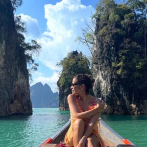 Rita Ferro Rodrigues Instagram - Dia 6 🤍
Como começar ?
Antes de chegarmos ao lugar mais bonito que os meus olhos alguma vez vislumbraram fizemos uma viagem de duas horas de barco - porque este lugar situa-se no Parque Nacional Khao Sok , província de Surat Thani (Tailândia) e inclui os 165 km² do Lago Cheow Lan contido pela represa Ratchaprapha. Deve ser aqui que habitam todas as divindades da natureza - só pode ser aqui o seu refúgio - pois não é possível tanta beleza existir sem um qualquer toque divino. Aguardámos pelo barco com uma futebolada com crianças locais,  fizemos a viagem com Sol, por entre várias tonalidades de água quente e doce que abraça escarpas magníficas e verdejantes, todas as cores da natureza em intensidade máxima, um espectáculo de poder do natural em bruto, uma parte do planeta muito preservada do toque humano. Chegámos ao @resort500rai  com uma tempestade tropical a aproximar -se, bela e breve, e os pintainhos loucos de alegria, aos mergulhos à chuva , um descontrole de emoções ( tão bom !) perante o cenário de sonho. Totalmente sustentável , este resort constituído por pequenas , simples e confortáveis casinhas de madeira, munido de painéis solares, caiaques ( só saímos dos quartos nestes barcos que estão atracados  à frente de cada habitação ) está totalmente integrado no parque natural. A partir das 22 h exige -se silêncio, o lema é “ disconnect to connect “ e por isso não há televisão e o serviço de wi - fi é muito limitado. 
A comida Thai é toda aqui confecionada - óptima - porque estamos no meio da selva, habitat de macacos, elefantes e outra bicharada fabulosa que vive em ambiente selvagem e que cumprimentaremos amanhã, numa das actividades que o resort proporciona.  Não existe civilização por perto. 
Magia total ✨
Pintainhos e mãe vão dormir exaustos mas felizes. 
Amanhã é outro dia, cá estaremos para partilhar convosco. 
Muito amor aqui do Lago ❤️
#bestravel
#bestravelviagens