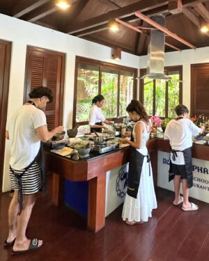 Rita Ferro Rodrigues Instagram - Dia 9 🐒

📞Chamadinha  rápida para Portugal para vos contar as aventuras do dia de hoje em Phuket !
Saltámos da cama cedo para visitar a Old Town que esta cheia de vestígios portugueses ( sabiam que fomos os primeiros europeus a encontrar a Tailândia  e que a relação entre os dois países é maravilhosa ?) A nossa pegada por aqui revela -se sobretudo na arquitectura sino- portuguesa de que é exemplo a casa onde funciona  o restaurante/escola de cozinha Thai @blueelephant onde a fabulosa chefe @molly_007 nos ensinou a fazer dois pratos típicos. Os pintainhos estavam super atentos e adoraram passar a manhã a aprender mais sobre a gastronomia deste país que é riquíssima  e deliciosa , aromática, doce e picante ao mesmo tempo - como a vida que todos desejamos!
Do conforto do estômago para o conforto da alma, seguimos para Wat Chalong, local de peregrinação dos locais e de  turistas tailandeses que chegam de todo o país para rezar e prestar homenagem aos  monges fundadores deste templo ,que lideraram o povo na luta contra a rebelião chinesa em 1876, ajudando os combatentes  a sarar as feridas , com as ervas medicinais que de forma sábia manipulavam. 
O calor hoje esteve muito intenso  e por isso corremos à praia mais próxima para uma cacholada, vulgo, mergulhaça. O mar, hoje mais agitado , soube -nos bem! Um divertido braço de ferro salgado com as ondas mornas que nos rebentavam nas pernocas 🌊
Hoje vamos jantar ao @cafedelmarphuket e quem sabe até dançar um pouco 😎🪩💃🏽🕺🏻
Os pintainhos mais velhos querem conhecer a noite em Phuket e é bem possível que a mãe os envergonhe na pista de dança. Diz que há DJs uepá , vou com tudo , vão gastar os créditos de “cringe mãeeeee!!!”😂
Aos pintainhos  nada a apontar. Essa é a verdade. À excepção do “ não ponham as  toalhas molhadas em cima das camas”  andam leves e felizes ( e tão queridos comigo 🥹) 
Bom, talvez nos vejamos nas stories mais logo, em modo dancing queen da ilha 🌴Amanhã, novo e último destino. O tempo passa demasiado depressa quando somos felizes. 
Até já ❤️

#SAii #SAiiscapes
#SAiiLagunaPhuket

@saii.lagunaphuket 
#bestravel 
#bestravelviagens