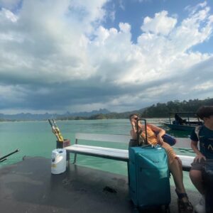 Rita Ferro Rodrigues Instagram - Dia 6 🤍
Como começar ?
Antes de chegarmos ao lugar mais bonito que os meus olhos alguma vez vislumbraram fizemos uma viagem de duas horas de barco - porque este lugar situa-se no Parque Nacional Khao Sok , província de Surat Thani (Tailândia) e inclui os 165 km² do Lago Cheow Lan contido pela represa Ratchaprapha. Deve ser aqui que habitam todas as divindades da natureza - só pode ser aqui o seu refúgio - pois não é possível tanta beleza existir sem um qualquer toque divino. Aguardámos pelo barco com uma futebolada com crianças locais,  fizemos a viagem com Sol, por entre várias tonalidades de água quente e doce que abraça escarpas magníficas e verdejantes, todas as cores da natureza em intensidade máxima, um espectáculo de poder do natural em bruto, uma parte do planeta muito preservada do toque humano. Chegámos ao @resort500rai  com uma tempestade tropical a aproximar -se, bela e breve, e os pintainhos loucos de alegria, aos mergulhos à chuva , um descontrole de emoções ( tão bom !) perante o cenário de sonho. Totalmente sustentável , este resort constituído por pequenas , simples e confortáveis casinhas de madeira, munido de painéis solares, caiaques ( só saímos dos quartos nestes barcos que estão atracados  à frente de cada habitação ) está totalmente integrado no parque natural. A partir das 22 h exige -se silêncio, o lema é “ disconnect to connect “ e por isso não há televisão e o serviço de wi - fi é muito limitado. 
A comida Thai é toda aqui confecionada - óptima - porque estamos no meio da selva, habitat de macacos, elefantes e outra bicharada fabulosa que vive em ambiente selvagem e que cumprimentaremos amanhã, numa das actividades que o resort proporciona.  Não existe civilização por perto. 
Magia total ✨
Pintainhos e mãe vão dormir exaustos mas felizes. 
Amanhã é outro dia, cá estaremos para partilhar convosco. 
Muito amor aqui do Lago ❤️
#bestravel
#bestravelviagens