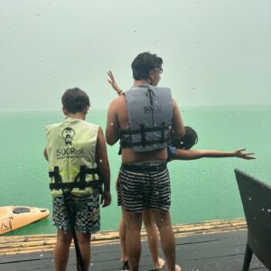 Rita Ferro Rodrigues Instagram - Dia 6 🤍
Como começar ?
Antes de chegarmos ao lugar mais bonito que os meus olhos alguma vez vislumbraram fizemos uma viagem de duas horas de barco - porque este lugar situa-se no Parque Nacional Khao Sok , província de Surat Thani (Tailândia) e inclui os 165 km² do Lago Cheow Lan contido pela represa Ratchaprapha. Deve ser aqui que habitam todas as divindades da natureza - só pode ser aqui o seu refúgio - pois não é possível tanta beleza existir sem um qualquer toque divino. Aguardámos pelo barco com uma futebolada com crianças locais,  fizemos a viagem com Sol, por entre várias tonalidades de água quente e doce que abraça escarpas magníficas e verdejantes, todas as cores da natureza em intensidade máxima, um espectáculo de poder do natural em bruto, uma parte do planeta muito preservada do toque humano. Chegámos ao @resort500rai  com uma tempestade tropical a aproximar -se, bela e breve, e os pintainhos loucos de alegria, aos mergulhos à chuva , um descontrole de emoções ( tão bom !) perante o cenário de sonho. Totalmente sustentável , este resort constituído por pequenas , simples e confortáveis casinhas de madeira, munido de painéis solares, caiaques ( só saímos dos quartos nestes barcos que estão atracados  à frente de cada habitação ) está totalmente integrado no parque natural. A partir das 22 h exige -se silêncio, o lema é “ disconnect to connect “ e por isso não há televisão e o serviço de wi - fi é muito limitado. 
A comida Thai é toda aqui confecionada - óptima - porque estamos no meio da selva, habitat de macacos, elefantes e outra bicharada fabulosa que vive em ambiente selvagem e que cumprimentaremos amanhã, numa das actividades que o resort proporciona.  Não existe civilização por perto. 
Magia total ✨
Pintainhos e mãe vão dormir exaustos mas felizes. 
Amanhã é outro dia, cá estaremos para partilhar convosco. 
Muito amor aqui do Lago ❤️
#bestravel
#bestravelviagens