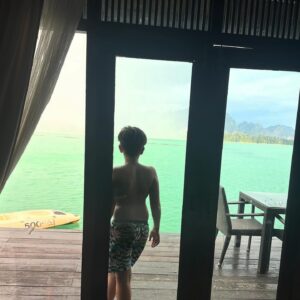 Rita Ferro Rodrigues Instagram - Dia 6 🤍
Como começar ?
Antes de chegarmos ao lugar mais bonito que os meus olhos alguma vez vislumbraram fizemos uma viagem de duas horas de barco - porque este lugar situa-se no Parque Nacional Khao Sok , província de Surat Thani (Tailândia) e inclui os 165 km² do Lago Cheow Lan contido pela represa Ratchaprapha. Deve ser aqui que habitam todas as divindades da natureza - só pode ser aqui o seu refúgio - pois não é possível tanta beleza existir sem um qualquer toque divino. Aguardámos pelo barco com uma futebolada com crianças locais,  fizemos a viagem com Sol, por entre várias tonalidades de água quente e doce que abraça escarpas magníficas e verdejantes, todas as cores da natureza em intensidade máxima, um espectáculo de poder do natural em bruto, uma parte do planeta muito preservada do toque humano. Chegámos ao @resort500rai  com uma tempestade tropical a aproximar -se, bela e breve, e os pintainhos loucos de alegria, aos mergulhos à chuva , um descontrole de emoções ( tão bom !) perante o cenário de sonho. Totalmente sustentável , este resort constituído por pequenas , simples e confortáveis casinhas de madeira, munido de painéis solares, caiaques ( só saímos dos quartos nestes barcos que estão atracados  à frente de cada habitação ) está totalmente integrado no parque natural. A partir das 22 h exige -se silêncio, o lema é “ disconnect to connect “ e por isso não há televisão e o serviço de wi - fi é muito limitado. 
A comida Thai é toda aqui confecionada - óptima - porque estamos no meio da selva, habitat de macacos, elefantes e outra bicharada fabulosa que vive em ambiente selvagem e que cumprimentaremos amanhã, numa das actividades que o resort proporciona.  Não existe civilização por perto. 
Magia total ✨
Pintainhos e mãe vão dormir exaustos mas felizes. 
Amanhã é outro dia, cá estaremos para partilhar convosco. 
Muito amor aqui do Lago ❤️
#bestravel
#bestravelviagens