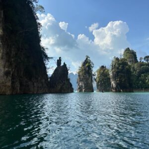 Rita Ferro Rodrigues Instagram - Dia 6 🤍
Como começar ?
Antes de chegarmos ao lugar mais bonito que os meus olhos alguma vez vislumbraram fizemos uma viagem de duas horas de barco - porque este lugar situa-se no Parque Nacional Khao Sok , província de Surat Thani (Tailândia) e inclui os 165 km² do Lago Cheow Lan contido pela represa Ratchaprapha. Deve ser aqui que habitam todas as divindades da natureza - só pode ser aqui o seu refúgio - pois não é possível tanta beleza existir sem um qualquer toque divino. Aguardámos pelo barco com uma futebolada com crianças locais,  fizemos a viagem com Sol, por entre várias tonalidades de água quente e doce que abraça escarpas magníficas e verdejantes, todas as cores da natureza em intensidade máxima, um espectáculo de poder do natural em bruto, uma parte do planeta muito preservada do toque humano. Chegámos ao @resort500rai  com uma tempestade tropical a aproximar -se, bela e breve, e os pintainhos loucos de alegria, aos mergulhos à chuva , um descontrole de emoções ( tão bom !) perante o cenário de sonho. Totalmente sustentável , este resort constituído por pequenas , simples e confortáveis casinhas de madeira, munido de painéis solares, caiaques ( só saímos dos quartos nestes barcos que estão atracados  à frente de cada habitação ) está totalmente integrado no parque natural. A partir das 22 h exige -se silêncio, o lema é “ disconnect to connect “ e por isso não há televisão e o serviço de wi - fi é muito limitado. 
A comida Thai é toda aqui confecionada - óptima - porque estamos no meio da selva, habitat de macacos, elefantes e outra bicharada fabulosa que vive em ambiente selvagem e que cumprimentaremos amanhã, numa das actividades que o resort proporciona.  Não existe civilização por perto. 
Magia total ✨
Pintainhos e mãe vão dormir exaustos mas felizes. 
Amanhã é outro dia, cá estaremos para partilhar convosco. 
Muito amor aqui do Lago ❤️
#bestravel
#bestravelviagens