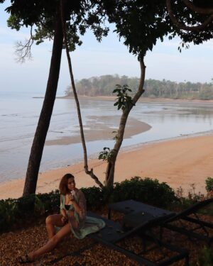 Rita Ferro Rodrigues Instagram - Dois dias num sonho de hotel ❤️
O @theshellseakrabi é uma pequena maravilha, acho que nunca tinha ficado num lugar tão bonito na minha vida. Definitivamente, a regressar. E muito agradecida por ter tido a oportunidade e privilégio de conhecer este cantinho de em cima do mar, onde a gentileza de quem recebe chega a comover 🥹
🐚🙏
Perfeito para famílias ❤️
Amanhã rumamos a novo destino tailandês. Alguém adivinha ?
#bestravel 
#bestravelviagens