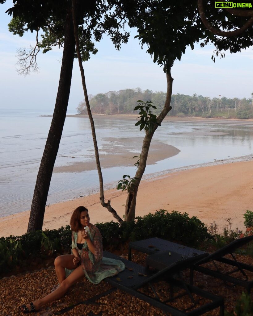 Rita Ferro Rodrigues Instagram - Dois dias num sonho de hotel ❤️ O @theshellseakrabi é uma pequena maravilha, acho que nunca tinha ficado num lugar tão bonito na minha vida. Definitivamente, a regressar. E muito agradecida por ter tido a oportunidade e privilégio de conhecer este cantinho de em cima do mar, onde a gentileza de quem recebe chega a comover 🥹 🐚🙏 Perfeito para famílias ❤️ Amanhã rumamos a novo destino tailandês. Alguém adivinha ? #bestravel #bestravelviagens