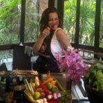 Rita Ferro Rodrigues Instagram - Dia 9 🐒 📞Chamadinha rápida para Portugal para vos contar as aventuras do dia de hoje em Phuket ! Saltámos da cama cedo para visitar a Old Town que esta cheia de vestígios portugueses ( sabiam que fomos os primeiros europeus a encontrar a Tailândia e que a relação entre os dois países é maravilhosa ?) A nossa pegada por aqui revela -se sobretudo na arquitectura sino- portuguesa de que é exemplo a casa onde funciona o restaurante/escola de cozinha Thai @blueelephant onde a fabulosa chefe @molly_007 nos ensinou a fazer dois pratos típicos. Os pintainhos estavam super atentos e adoraram passar a manhã a aprender mais sobre a gastronomia deste país que é riquíssima e deliciosa , aromática, doce e picante ao mesmo tempo - como a vida que todos desejamos! Do conforto do estômago para o conforto da alma, seguimos para Wat Chalong, local de peregrinação dos locais e de turistas tailandeses que chegam de todo o país para rezar e prestar homenagem aos monges fundadores deste templo ,que lideraram o povo na luta contra a rebelião chinesa em 1876, ajudando os combatentes a sarar as feridas , com as ervas medicinais que de forma sábia manipulavam. O calor hoje esteve muito intenso e por isso corremos à praia mais próxima para uma cacholada, vulgo, mergulhaça. O mar, hoje mais agitado , soube -nos bem! Um divertido braço de ferro salgado com as ondas mornas que nos rebentavam nas pernocas 🌊 Hoje vamos jantar ao @cafedelmarphuket e quem sabe até dançar um pouco 😎🪩💃🏽🕺🏻 Os pintainhos mais velhos querem conhecer a noite em Phuket e é bem possível que a mãe os envergonhe na pista de dança. Diz que há DJs uepá , vou com tudo , vão gastar os créditos de “cringe mãeeeee!!!”😂 Aos pintainhos nada a apontar. Essa é a verdade. À excepção do “ não ponham as toalhas molhadas em cima das camas” andam leves e felizes ( e tão queridos comigo 🥹) Bom, talvez nos vejamos nas stories mais logo, em modo dancing queen da ilha 🌴Amanhã, novo e último destino. O tempo passa demasiado depressa quando somos felizes. Até já ❤️ #SAii #SAiiscapes #SAiiLagunaPhuket @saii.lagunaphuket #bestravel #bestravelviagens
