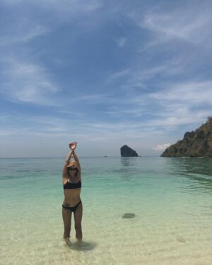 Rita Ferro Rodrigues Instagram - Dia 5 🤍🐚
Ficou registada a minha alegria infantil mas tão verdadeira, no momento do meu reencontro com este mar fabuloso 🙈
Os pintainhos estiveram todo o dia de boca aberta, não queriam acreditar no que os seus olhos viam. A beleza deste país é absurda. Perceberam finalmente porque sou apaixonada pela Tailândia : é que a beleza que nos deslumbra  vive em espelho com a doçura e hospitalidade do povo, há aqui uma serenidade, uma paz, uma vontade de estar bem e ver os outros bem … que se devia estender a todo o mundo 🥹

E depois a comida 🙈 
Não há palavras para o que eu gosto da cozinha Thai. 

Coelhinhos e Coelhinhas desejo -vos uma Boa Páscoa, aqui do país dos elefantes, com todo o amor e esperança que desejo para os meus 🐇🐘
🙏
Obrigada pelo carinho com que nos acompanham, é muito reconfortante 🤍

E sim. Estamos todos bem 🤗😉
#bestravel
#bestravelviagens