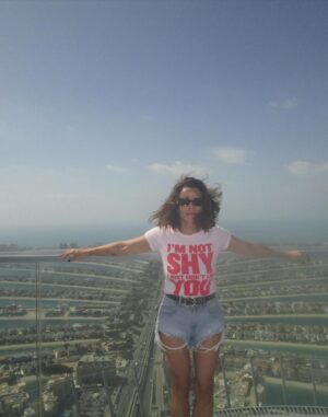 Rita Ferro Rodrigues Instagram - Dia 3 🪩

Último dia no Dubai ☺️🐥🐥🐥
Subimos ao observatório mais bonito do país - o The View - e com vista privilegiada para uma das obras de engenharia mais fabulosas do mundo - a famosa palmeira habitacional 🌴! Só lá vive quem tem muita “ paciência”! 💰💰💰
Passeámos  no maior jardim do mundo - o @dubaimiraclegarden :150 milhões de flores naturais 🌸 na sua esmagadora maioria petúnias ( porque resistem ao calor intenso )  e ainda 250 milhões de plantas 😳🌱🌱! O Dubai é o país com o record de bater mais records do mundo 😁
Mas o dia de hoje foi sobretudo sobre abraços ❤️
Demos muitos abraços 🥹 🥰. Batemos o record  de abraços dados por uma família tuga nos Emirados. Tungas, vai buscar. 
Os meus pintainhos adoraram estes três dias. 
Amanhã já acordamos na maravilhosa Tailândia ✨📿
Boa Noite Habibis 🫶🏽
#bestravel 
#bestravelviagens