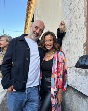 Rita Ferro Rodrigues Instagram - Fim da tarde de ontem em Lisboa ✨
Arte & Amigos
O kimono é da @monarte_official da artista @peresmomo . O @pedrolopes66  é da Sofia 🤣. E é um querido amigo ❤️
A exposição é a incrível  ARCO na @cordoarianacional 
Hair and Make up com os artistas da @artz.hair artz e @yudiimakeup 🤩
A gargalhada é minha  e que assim se mantenha sempre . 
Boa Sexta -Feira artistas 🎨🖌️
#art #arcolisboa #friends#kimono #lisboa