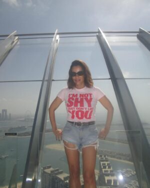 Rita Ferro Rodrigues Instagram - Dia 3 🪩

Último dia no Dubai ☺️🐥🐥🐥
Subimos ao observatório mais bonito do país - o The View - e com vista privilegiada para uma das obras de engenharia mais fabulosas do mundo - a famosa palmeira habitacional 🌴! Só lá vive quem tem muita “ paciência”! 💰💰💰
Passeámos  no maior jardim do mundo - o @dubaimiraclegarden :150 milhões de flores naturais 🌸 na sua esmagadora maioria petúnias ( porque resistem ao calor intenso )  e ainda 250 milhões de plantas 😳🌱🌱! O Dubai é o país com o record de bater mais records do mundo 😁
Mas o dia de hoje foi sobretudo sobre abraços ❤️
Demos muitos abraços 🥹 🥰. Batemos o record  de abraços dados por uma família tuga nos Emirados. Tungas, vai buscar. 
Os meus pintainhos adoraram estes três dias. 
Amanhã já acordamos na maravilhosa Tailândia ✨📿
Boa Noite Habibis 🫶🏽
#bestravel 
#bestravelviagens