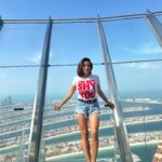 Rita Ferro Rodrigues Instagram – Dia 3 🪩

Último dia no Dubai ☺️🐥🐥🐥
Subimos ao observatório mais bonito do país – o The View – e com vista privilegiada para uma das obras de engenharia mais fabulosas do mundo – a famosa palmeira habitacional 🌴! Só lá vive quem tem muita “ paciência”! 💰💰💰
Passeámos  no maior jardim do mundo – o @dubaimiraclegarden :150 milhões de flores naturais 🌸 na sua esmagadora maioria petúnias ( porque resistem ao calor intenso )  e ainda 250 milhões de plantas 😳🌱🌱! O Dubai é o país com o record de bater mais records do mundo 😁
Mas o dia de hoje foi sobretudo sobre abraços ❤️
Demos muitos abraços 🥹 🥰. Batemos o record  de abraços dados por uma família tuga nos Emirados. Tungas, vai buscar. 
Os meus pintainhos adoraram estes três dias. 
Amanhã já acordamos na maravilhosa Tailândia ✨📿
Boa Noite Habibis 🫶🏽
#bestravel 
#bestravelviagens