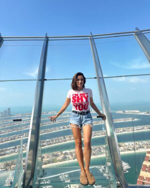 Rita Ferro Rodrigues Instagram - Dia 3 🪩

Último dia no Dubai ☺️🐥🐥🐥
Subimos ao observatório mais bonito do país - o The View - e com vista privilegiada para uma das obras de engenharia mais fabulosas do mundo - a famosa palmeira habitacional 🌴! Só lá vive quem tem muita “ paciência”! 💰💰💰
Passeámos  no maior jardim do mundo - o @dubaimiraclegarden :150 milhões de flores naturais 🌸 na sua esmagadora maioria petúnias ( porque resistem ao calor intenso )  e ainda 250 milhões de plantas 😳🌱🌱! O Dubai é o país com o record de bater mais records do mundo 😁
Mas o dia de hoje foi sobretudo sobre abraços ❤️
Demos muitos abraços 🥹 🥰. Batemos o record  de abraços dados por uma família tuga nos Emirados. Tungas, vai buscar. 
Os meus pintainhos adoraram estes três dias. 
Amanhã já acordamos na maravilhosa Tailândia ✨📿
Boa Noite Habibis 🫶🏽
#bestravel 
#bestravelviagens