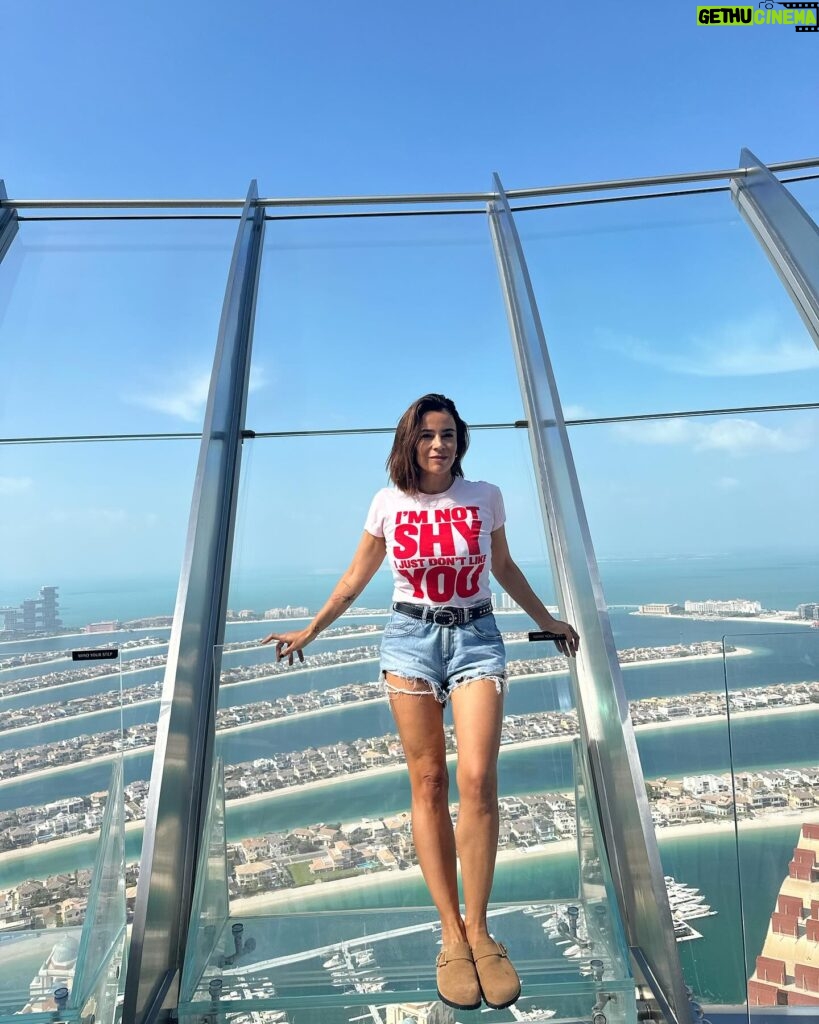 Rita Ferro Rodrigues Instagram - Dia 3 🪩 Último dia no Dubai ☺️🐥🐥🐥 Subimos ao observatório mais bonito do país - o The View - e com vista privilegiada para uma das obras de engenharia mais fabulosas do mundo - a famosa palmeira habitacional 🌴! Só lá vive quem tem muita “ paciência”! 💰💰💰 Passeámos no maior jardim do mundo - o @dubaimiraclegarden :150 milhões de flores naturais 🌸 na sua esmagadora maioria petúnias ( porque resistem ao calor intenso ) e ainda 250 milhões de plantas 😳🌱🌱! O Dubai é o país com o record de bater mais records do mundo 😁 Mas o dia de hoje foi sobretudo sobre abraços ❤️ Demos muitos abraços 🥹 🥰. Batemos o record de abraços dados por uma família tuga nos Emirados. Tungas, vai buscar. Os meus pintainhos adoraram estes três dias. Amanhã já acordamos na maravilhosa Tailândia ✨📿 Boa Noite Habibis 🫶🏽 #bestravel #bestravelviagens