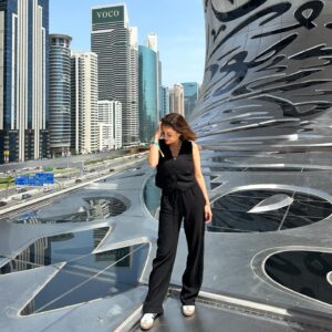 Rita Ferro Rodrigues Instagram - Dia 2 🤍🐥🐥🐥
Dubai 
Hoje o dia começou no incrível @museumofthefuture onde abrimos a boca de encanto ( e preocupação ) com o que de espantoso e de terrível pode ter a evolução tecnológica e a espécie humana. A mensagem está lá: só depende de nós usar o cérebro para salvar o planeta lindo em que vivemos. Depois desta reflexão lá fomos nós ao clássico @burjkhalifa ( o edifício mais alto do mundo ) onde um elevador “ supersónico” sobe  163 andares em … 60 segundos. E não se sente nada ! 
À tarde rumámos de barco ao Souk da parte antiga da cidade para mergulharmos nos brilhos da prata e do ouro, nos cheiros doces e quentes das especiarias e frutas cristalizadas, nos perfumes exóticos que caracterizam a região. Sândalo, flores, canela, tudo cheira bem 🌸
Ao por do sol, voltamos a acompanhar a comunidade muçulmana na primeira refeição de quebra do jejum e no  @smccudubai conversámos sobre a história e cultura do país fazendo todas as perguntas que nos apeteceu sobre todos os assuntos, sem restrições. Foi uma experiência muito interessante e os miúdos adoraram. A refeição estava absolutamente divina. A caminho do hotel, exaustos mas felizes ainda tivemos de parar num lugar para cumprir um sonho do Duda 🤣
Conseguem adivinhar ? Resposta nas stories .
#bestravel
#bestravelviagens