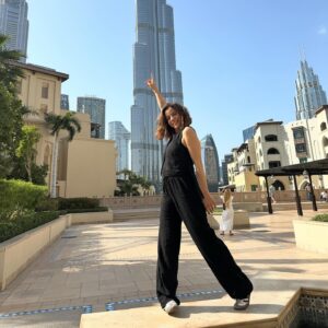 Rita Ferro Rodrigues Instagram - Dia 2 🤍🐥🐥🐥
Dubai 
Hoje o dia começou no incrível @museumofthefuture onde abrimos a boca de encanto ( e preocupação ) com o que de espantoso e de terrível pode ter a evolução tecnológica e a espécie humana. A mensagem está lá: só depende de nós usar o cérebro para salvar o planeta lindo em que vivemos. Depois desta reflexão lá fomos nós ao clássico @burjkhalifa ( o edifício mais alto do mundo ) onde um elevador “ supersónico” sobe  163 andares em … 60 segundos. E não se sente nada ! 
À tarde rumámos de barco ao Souk da parte antiga da cidade para mergulharmos nos brilhos da prata e do ouro, nos cheiros doces e quentes das especiarias e frutas cristalizadas, nos perfumes exóticos que caracterizam a região. Sândalo, flores, canela, tudo cheira bem 🌸
Ao por do sol, voltamos a acompanhar a comunidade muçulmana na primeira refeição de quebra do jejum e no  @smccudubai conversámos sobre a história e cultura do país fazendo todas as perguntas que nos apeteceu sobre todos os assuntos, sem restrições. Foi uma experiência muito interessante e os miúdos adoraram. A refeição estava absolutamente divina. A caminho do hotel, exaustos mas felizes ainda tivemos de parar num lugar para cumprir um sonho do Duda 🤣
Conseguem adivinhar ? Resposta nas stories .
#bestravel
#bestravelviagens