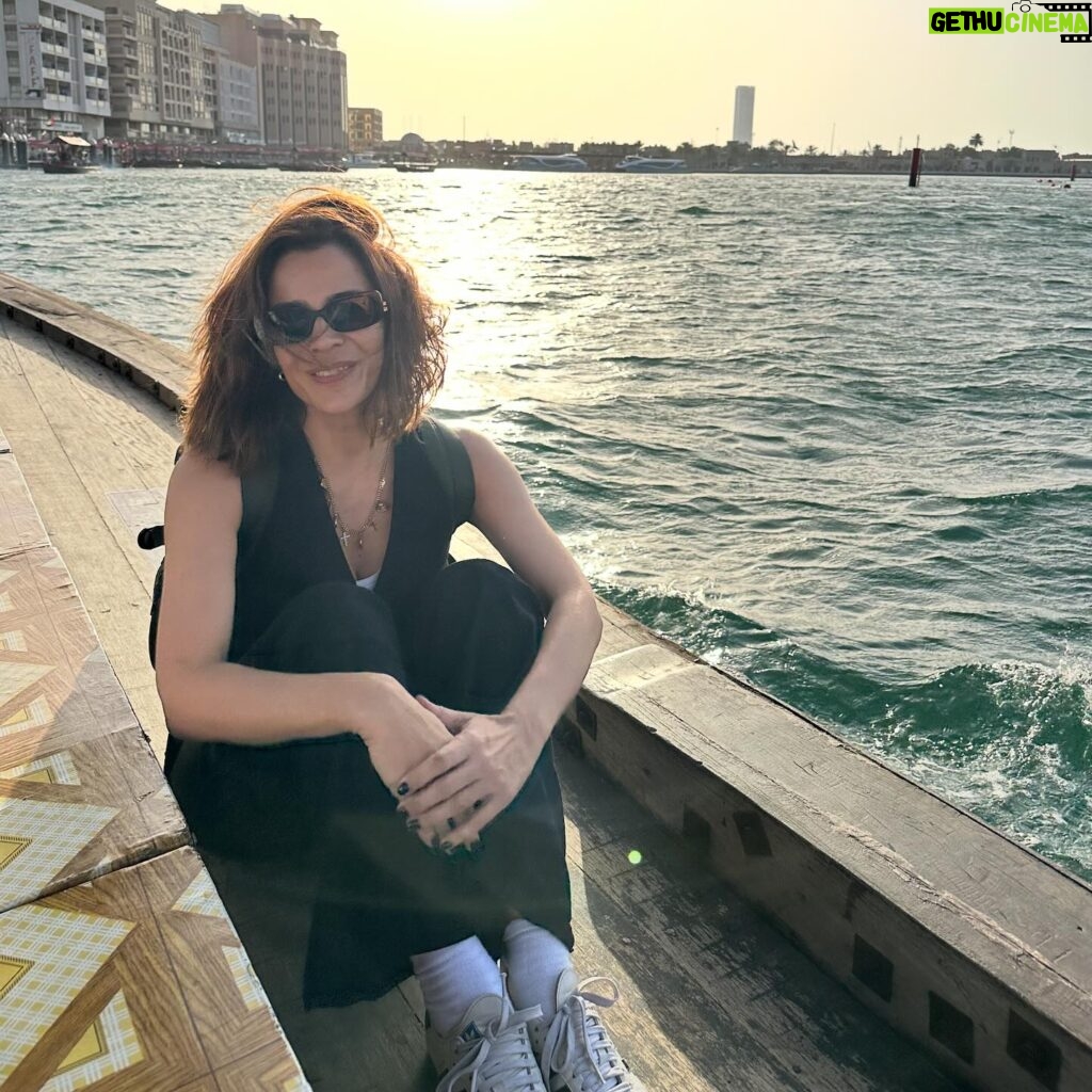 Rita Ferro Rodrigues Instagram - Dia 2 🤍🐥🐥🐥 Dubai Hoje o dia começou no incrível @museumofthefuture onde abrimos a boca de encanto ( e preocupação ) com o que de espantoso e de terrível pode ter a evolução tecnológica e a espécie humana. A mensagem está lá: só depende de nós usar o cérebro para salvar o planeta lindo em que vivemos. Depois desta reflexão lá fomos nós ao clássico @burjkhalifa ( o edifício mais alto do mundo ) onde um elevador “ supersónico” sobe 163 andares em … 60 segundos. E não se sente nada ! À tarde rumámos de barco ao Souk da parte antiga da cidade para mergulharmos nos brilhos da prata e do ouro, nos cheiros doces e quentes das especiarias e frutas cristalizadas, nos perfumes exóticos que caracterizam a região. Sândalo, flores, canela, tudo cheira bem 🌸 Ao por do sol, voltamos a acompanhar a comunidade muçulmana na primeira refeição de quebra do jejum e no @smccudubai conversámos sobre a história e cultura do país fazendo todas as perguntas que nos apeteceu sobre todos os assuntos, sem restrições. Foi uma experiência muito interessante e os miúdos adoraram. A refeição estava absolutamente divina. A caminho do hotel, exaustos mas felizes ainda tivemos de parar num lugar para cumprir um sonho do Duda 🤣 Conseguem adivinhar ? Resposta nas stories . #bestravel #bestravelviagens