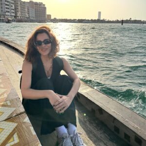 Rita Ferro Rodrigues Instagram - Dia 2 🤍🐥🐥🐥
Dubai 
Hoje o dia começou no incrível @museumofthefuture onde abrimos a boca de encanto ( e preocupação ) com o que de espantoso e de terrível pode ter a evolução tecnológica e a espécie humana. A mensagem está lá: só depende de nós usar o cérebro para salvar o planeta lindo em que vivemos. Depois desta reflexão lá fomos nós ao clássico @burjkhalifa ( o edifício mais alto do mundo ) onde um elevador “ supersónico” sobe  163 andares em … 60 segundos. E não se sente nada ! 
À tarde rumámos de barco ao Souk da parte antiga da cidade para mergulharmos nos brilhos da prata e do ouro, nos cheiros doces e quentes das especiarias e frutas cristalizadas, nos perfumes exóticos que caracterizam a região. Sândalo, flores, canela, tudo cheira bem 🌸
Ao por do sol, voltamos a acompanhar a comunidade muçulmana na primeira refeição de quebra do jejum e no  @smccudubai conversámos sobre a história e cultura do país fazendo todas as perguntas que nos apeteceu sobre todos os assuntos, sem restrições. Foi uma experiência muito interessante e os miúdos adoraram. A refeição estava absolutamente divina. A caminho do hotel, exaustos mas felizes ainda tivemos de parar num lugar para cumprir um sonho do Duda 🤣
Conseguem adivinhar ? Resposta nas stories .
#bestravel
#bestravelviagens