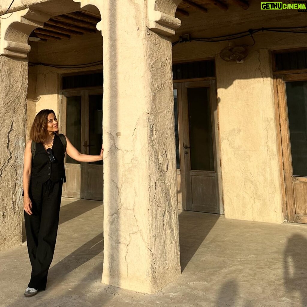 Rita Ferro Rodrigues Instagram - Dia 2 🤍🐥🐥🐥 Dubai Hoje o dia começou no incrível @museumofthefuture onde abrimos a boca de encanto ( e preocupação ) com o que de espantoso e de terrível pode ter a evolução tecnológica e a espécie humana. A mensagem está lá: só depende de nós usar o cérebro para salvar o planeta lindo em que vivemos. Depois desta reflexão lá fomos nós ao clássico @burjkhalifa ( o edifício mais alto do mundo ) onde um elevador “ supersónico” sobe 163 andares em … 60 segundos. E não se sente nada ! À tarde rumámos de barco ao Souk da parte antiga da cidade para mergulharmos nos brilhos da prata e do ouro, nos cheiros doces e quentes das especiarias e frutas cristalizadas, nos perfumes exóticos que caracterizam a região. Sândalo, flores, canela, tudo cheira bem 🌸 Ao por do sol, voltamos a acompanhar a comunidade muçulmana na primeira refeição de quebra do jejum e no @smccudubai conversámos sobre a história e cultura do país fazendo todas as perguntas que nos apeteceu sobre todos os assuntos, sem restrições. Foi uma experiência muito interessante e os miúdos adoraram. A refeição estava absolutamente divina. A caminho do hotel, exaustos mas felizes ainda tivemos de parar num lugar para cumprir um sonho do Duda 🤣 Conseguem adivinhar ? Resposta nas stories . #bestravel #bestravelviagens