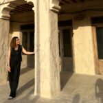 Rita Ferro Rodrigues Instagram – Dia 2 🤍🐥🐥🐥
Dubai 
Hoje o dia começou no incrível @museumofthefuture onde abrimos a boca de encanto ( e preocupação ) com o que de espantoso e de terrível pode ter a evolução tecnológica e a espécie humana. A mensagem está lá: só depende de nós usar o cérebro para salvar o planeta lindo em que vivemos. Depois desta reflexão lá fomos nós ao clássico @burjkhalifa ( o edifício mais alto do mundo ) onde um elevador “ supersónico” sobe  163 andares em … 60 segundos. E não se sente nada ! 
À tarde rumámos de barco ao Souk da parte antiga da cidade para mergulharmos nos brilhos da prata e do ouro, nos cheiros doces e quentes das especiarias e frutas cristalizadas, nos perfumes exóticos que caracterizam a região. Sândalo, flores, canela, tudo cheira bem 🌸
Ao por do sol, voltamos a acompanhar a comunidade muçulmana na primeira refeição de quebra do jejum e no  @smccudubai conversámos sobre a história e cultura do país fazendo todas as perguntas que nos apeteceu sobre todos os assuntos, sem restrições. Foi uma experiência muito interessante e os miúdos adoraram. A refeição estava absolutamente divina. A caminho do hotel, exaustos mas felizes ainda tivemos de parar num lugar para cumprir um sonho do Duda 🤣
Conseguem adivinhar ? Resposta nas stories .
#bestravel
#bestravelviagens