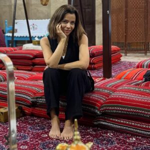 Rita Ferro Rodrigues Instagram - Dia 2 🤍🐥🐥🐥
Dubai 
Hoje o dia começou no incrível @museumofthefuture onde abrimos a boca de encanto ( e preocupação ) com o que de espantoso e de terrível pode ter a evolução tecnológica e a espécie humana. A mensagem está lá: só depende de nós usar o cérebro para salvar o planeta lindo em que vivemos. Depois desta reflexão lá fomos nós ao clássico @burjkhalifa ( o edifício mais alto do mundo ) onde um elevador “ supersónico” sobe  163 andares em … 60 segundos. E não se sente nada ! 
À tarde rumámos de barco ao Souk da parte antiga da cidade para mergulharmos nos brilhos da prata e do ouro, nos cheiros doces e quentes das especiarias e frutas cristalizadas, nos perfumes exóticos que caracterizam a região. Sândalo, flores, canela, tudo cheira bem 🌸
Ao por do sol, voltamos a acompanhar a comunidade muçulmana na primeira refeição de quebra do jejum e no  @smccudubai conversámos sobre a história e cultura do país fazendo todas as perguntas que nos apeteceu sobre todos os assuntos, sem restrições. Foi uma experiência muito interessante e os miúdos adoraram. A refeição estava absolutamente divina. A caminho do hotel, exaustos mas felizes ainda tivemos de parar num lugar para cumprir um sonho do Duda 🤣
Conseguem adivinhar ? Resposta nas stories .
#bestravel
#bestravelviagens