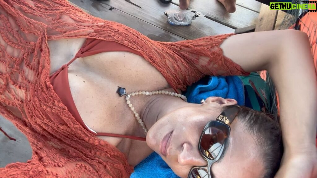 Rita Ferro Rodrigues Instagram - Quem é que foi à praia / piscina / tanque/ rio/ duche (👀) no fim de semana ? 💦💧🔫🌊 Como é que refrescaram esses corpichos contem lá?