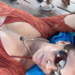 Rita Ferro Rodrigues Instagram – Quem é que foi à praia / piscina / tanque/ rio/ duche (👀) no fim de semana ? 💦💧🔫🌊
Como é que refrescaram esses corpichos contem lá?