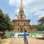 Rita Ferro Rodrigues Instagram - Dia 9 🐒 📞Chamadinha rápida para Portugal para vos contar as aventuras do dia de hoje em Phuket ! Saltámos da cama cedo para visitar a Old Town que esta cheia de vestígios portugueses ( sabiam que fomos os primeiros europeus a encontrar a Tailândia e que a relação entre os dois países é maravilhosa ?) A nossa pegada por aqui revela -se sobretudo na arquitectura sino- portuguesa de que é exemplo a casa onde funciona o restaurante/escola de cozinha Thai @blueelephant onde a fabulosa chefe @molly_007 nos ensinou a fazer dois pratos típicos. Os pintainhos estavam super atentos e adoraram passar a manhã a aprender mais sobre a gastronomia deste país que é riquíssima e deliciosa , aromática, doce e picante ao mesmo tempo - como a vida que todos desejamos! Do conforto do estômago para o conforto da alma, seguimos para Wat Chalong, local de peregrinação dos locais e de turistas tailandeses que chegam de todo o país para rezar e prestar homenagem aos monges fundadores deste templo ,que lideraram o povo na luta contra a rebelião chinesa em 1876, ajudando os combatentes a sarar as feridas , com as ervas medicinais que de forma sábia manipulavam. O calor hoje esteve muito intenso e por isso corremos à praia mais próxima para uma cacholada, vulgo, mergulhaça. O mar, hoje mais agitado , soube -nos bem! Um divertido braço de ferro salgado com as ondas mornas que nos rebentavam nas pernocas 🌊 Hoje vamos jantar ao @cafedelmarphuket e quem sabe até dançar um pouco 😎🪩💃🏽🕺🏻 Os pintainhos mais velhos querem conhecer a noite em Phuket e é bem possível que a mãe os envergonhe na pista de dança. Diz que há DJs uepá , vou com tudo , vão gastar os créditos de “cringe mãeeeee!!!”😂 Aos pintainhos nada a apontar. Essa é a verdade. À excepção do “ não ponham as toalhas molhadas em cima das camas” andam leves e felizes ( e tão queridos comigo 🥹) Bom, talvez nos vejamos nas stories mais logo, em modo dancing queen da ilha 🌴Amanhã, novo e último destino. O tempo passa demasiado depressa quando somos felizes. Até já ❤️ #SAii #SAiiscapes #SAiiLagunaPhuket @saii.lagunaphuket #bestravel #bestravelviagens