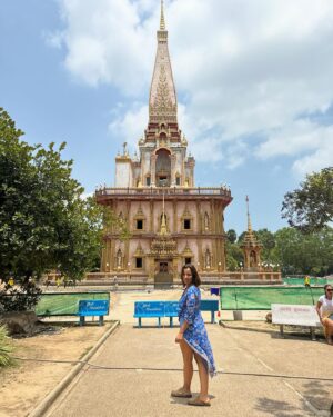 Rita Ferro Rodrigues Instagram - Dia 9 🐒

📞Chamadinha  rápida para Portugal para vos contar as aventuras do dia de hoje em Phuket !
Saltámos da cama cedo para visitar a Old Town que esta cheia de vestígios portugueses ( sabiam que fomos os primeiros europeus a encontrar a Tailândia  e que a relação entre os dois países é maravilhosa ?) A nossa pegada por aqui revela -se sobretudo na arquitectura sino- portuguesa de que é exemplo a casa onde funciona  o restaurante/escola de cozinha Thai @blueelephant onde a fabulosa chefe @molly_007 nos ensinou a fazer dois pratos típicos. Os pintainhos estavam super atentos e adoraram passar a manhã a aprender mais sobre a gastronomia deste país que é riquíssima  e deliciosa , aromática, doce e picante ao mesmo tempo - como a vida que todos desejamos!
Do conforto do estômago para o conforto da alma, seguimos para Wat Chalong, local de peregrinação dos locais e de  turistas tailandeses que chegam de todo o país para rezar e prestar homenagem aos  monges fundadores deste templo ,que lideraram o povo na luta contra a rebelião chinesa em 1876, ajudando os combatentes  a sarar as feridas , com as ervas medicinais que de forma sábia manipulavam. 
O calor hoje esteve muito intenso  e por isso corremos à praia mais próxima para uma cacholada, vulgo, mergulhaça. O mar, hoje mais agitado , soube -nos bem! Um divertido braço de ferro salgado com as ondas mornas que nos rebentavam nas pernocas 🌊
Hoje vamos jantar ao @cafedelmarphuket e quem sabe até dançar um pouco 😎🪩💃🏽🕺🏻
Os pintainhos mais velhos querem conhecer a noite em Phuket e é bem possível que a mãe os envergonhe na pista de dança. Diz que há DJs uepá , vou com tudo , vão gastar os créditos de “cringe mãeeeee!!!”😂
Aos pintainhos  nada a apontar. Essa é a verdade. À excepção do “ não ponham as  toalhas molhadas em cima das camas”  andam leves e felizes ( e tão queridos comigo 🥹) 
Bom, talvez nos vejamos nas stories mais logo, em modo dancing queen da ilha 🌴Amanhã, novo e último destino. O tempo passa demasiado depressa quando somos felizes. 
Até já ❤️

#SAii #SAiiscapes
#SAiiLagunaPhuket

@saii.lagunaphuket 
#bestravel 
#bestravelviagens