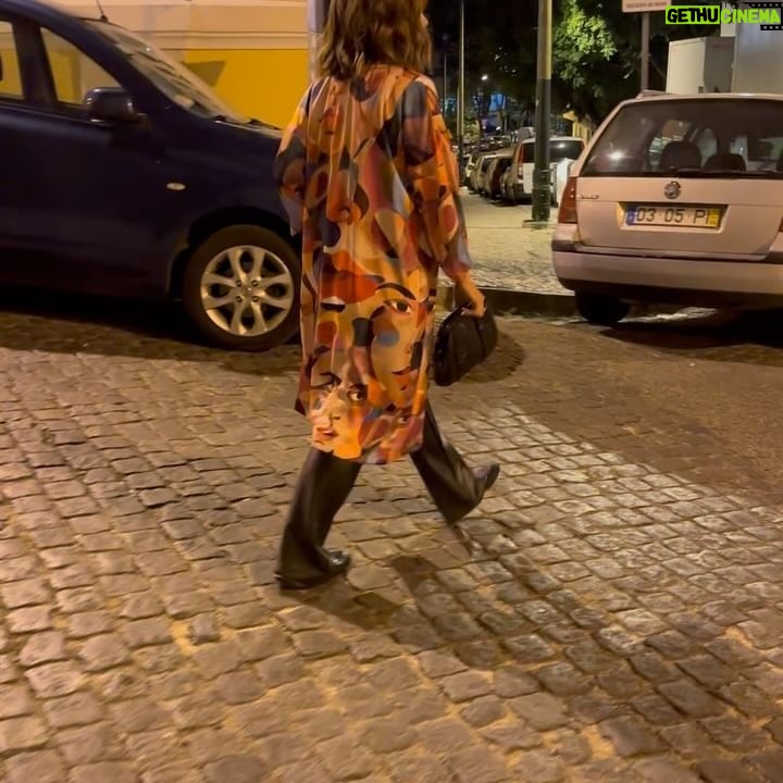 Rita Ferro Rodrigues Instagram - Fim da tarde de ontem em Lisboa ✨ Arte & Amigos O kimono é da @monarte_official da artista @peresmomo . O @pedrolopes66 é da Sofia 🤣. E é um querido amigo ❤️ A exposição é a incrível ARCO na @cordoarianacional Hair and Make up com os artistas da @artz.hair artz e @yudiimakeup 🤩 A gargalhada é minha e que assim se mantenha sempre . Boa Sexta -Feira artistas 🎨🖌️ #art #arcolisboa #friends#kimono #lisboa