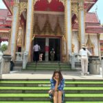 Rita Ferro Rodrigues Instagram - Dia 9 🐒 📞Chamadinha rápida para Portugal para vos contar as aventuras do dia de hoje em Phuket ! Saltámos da cama cedo para visitar a Old Town que esta cheia de vestígios portugueses ( sabiam que fomos os primeiros europeus a encontrar a Tailândia e que a relação entre os dois países é maravilhosa ?) A nossa pegada por aqui revela -se sobretudo na arquitectura sino- portuguesa de que é exemplo a casa onde funciona o restaurante/escola de cozinha Thai @blueelephant onde a fabulosa chefe @molly_007 nos ensinou a fazer dois pratos típicos. Os pintainhos estavam super atentos e adoraram passar a manhã a aprender mais sobre a gastronomia deste país que é riquíssima e deliciosa , aromática, doce e picante ao mesmo tempo - como a vida que todos desejamos! Do conforto do estômago para o conforto da alma, seguimos para Wat Chalong, local de peregrinação dos locais e de turistas tailandeses que chegam de todo o país para rezar e prestar homenagem aos monges fundadores deste templo ,que lideraram o povo na luta contra a rebelião chinesa em 1876, ajudando os combatentes a sarar as feridas , com as ervas medicinais que de forma sábia manipulavam. O calor hoje esteve muito intenso e por isso corremos à praia mais próxima para uma cacholada, vulgo, mergulhaça. O mar, hoje mais agitado , soube -nos bem! Um divertido braço de ferro salgado com as ondas mornas que nos rebentavam nas pernocas 🌊 Hoje vamos jantar ao @cafedelmarphuket e quem sabe até dançar um pouco 😎🪩💃🏽🕺🏻 Os pintainhos mais velhos querem conhecer a noite em Phuket e é bem possível que a mãe os envergonhe na pista de dança. Diz que há DJs uepá , vou com tudo , vão gastar os créditos de “cringe mãeeeee!!!”😂 Aos pintainhos nada a apontar. Essa é a verdade. À excepção do “ não ponham as toalhas molhadas em cima das camas” andam leves e felizes ( e tão queridos comigo 🥹) Bom, talvez nos vejamos nas stories mais logo, em modo dancing queen da ilha 🌴Amanhã, novo e último destino. O tempo passa demasiado depressa quando somos felizes. Até já ❤️ #SAii #SAiiscapes #SAiiLagunaPhuket @saii.lagunaphuket #bestravel #bestravelviagens
