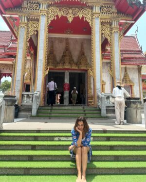 Rita Ferro Rodrigues Instagram - Dia 9 🐒

📞Chamadinha  rápida para Portugal para vos contar as aventuras do dia de hoje em Phuket !
Saltámos da cama cedo para visitar a Old Town que esta cheia de vestígios portugueses ( sabiam que fomos os primeiros europeus a encontrar a Tailândia  e que a relação entre os dois países é maravilhosa ?) A nossa pegada por aqui revela -se sobretudo na arquitectura sino- portuguesa de que é exemplo a casa onde funciona  o restaurante/escola de cozinha Thai @blueelephant onde a fabulosa chefe @molly_007 nos ensinou a fazer dois pratos típicos. Os pintainhos estavam super atentos e adoraram passar a manhã a aprender mais sobre a gastronomia deste país que é riquíssima  e deliciosa , aromática, doce e picante ao mesmo tempo - como a vida que todos desejamos!
Do conforto do estômago para o conforto da alma, seguimos para Wat Chalong, local de peregrinação dos locais e de  turistas tailandeses que chegam de todo o país para rezar e prestar homenagem aos  monges fundadores deste templo ,que lideraram o povo na luta contra a rebelião chinesa em 1876, ajudando os combatentes  a sarar as feridas , com as ervas medicinais que de forma sábia manipulavam. 
O calor hoje esteve muito intenso  e por isso corremos à praia mais próxima para uma cacholada, vulgo, mergulhaça. O mar, hoje mais agitado , soube -nos bem! Um divertido braço de ferro salgado com as ondas mornas que nos rebentavam nas pernocas 🌊
Hoje vamos jantar ao @cafedelmarphuket e quem sabe até dançar um pouco 😎🪩💃🏽🕺🏻
Os pintainhos mais velhos querem conhecer a noite em Phuket e é bem possível que a mãe os envergonhe na pista de dança. Diz que há DJs uepá , vou com tudo , vão gastar os créditos de “cringe mãeeeee!!!”😂
Aos pintainhos  nada a apontar. Essa é a verdade. À excepção do “ não ponham as  toalhas molhadas em cima das camas”  andam leves e felizes ( e tão queridos comigo 🥹) 
Bom, talvez nos vejamos nas stories mais logo, em modo dancing queen da ilha 🌴Amanhã, novo e último destino. O tempo passa demasiado depressa quando somos felizes. 
Até já ❤️

#SAii #SAiiscapes
#SAiiLagunaPhuket

@saii.lagunaphuket 
#bestravel 
#bestravelviagens