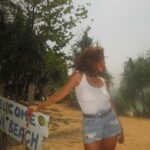 Rita Ferro Rodrigues Instagram - Dia 9 🐒 📞Chamadinha rápida para Portugal para vos contar as aventuras do dia de hoje em Phuket ! Saltámos da cama cedo para visitar a Old Town que esta cheia de vestígios portugueses ( sabiam que fomos os primeiros europeus a encontrar a Tailândia e que a relação entre os dois países é maravilhosa ?) A nossa pegada por aqui revela -se sobretudo na arquitectura sino- portuguesa de que é exemplo a casa onde funciona o restaurante/escola de cozinha Thai @blueelephant onde a fabulosa chefe @molly_007 nos ensinou a fazer dois pratos típicos. Os pintainhos estavam super atentos e adoraram passar a manhã a aprender mais sobre a gastronomia deste país que é riquíssima e deliciosa , aromática, doce e picante ao mesmo tempo - como a vida que todos desejamos! Do conforto do estômago para o conforto da alma, seguimos para Wat Chalong, local de peregrinação dos locais e de turistas tailandeses que chegam de todo o país para rezar e prestar homenagem aos monges fundadores deste templo ,que lideraram o povo na luta contra a rebelião chinesa em 1876, ajudando os combatentes a sarar as feridas , com as ervas medicinais que de forma sábia manipulavam. O calor hoje esteve muito intenso e por isso corremos à praia mais próxima para uma cacholada, vulgo, mergulhaça. O mar, hoje mais agitado , soube -nos bem! Um divertido braço de ferro salgado com as ondas mornas que nos rebentavam nas pernocas 🌊 Hoje vamos jantar ao @cafedelmarphuket e quem sabe até dançar um pouco 😎🪩💃🏽🕺🏻 Os pintainhos mais velhos querem conhecer a noite em Phuket e é bem possível que a mãe os envergonhe na pista de dança. Diz que há DJs uepá , vou com tudo , vão gastar os créditos de “cringe mãeeeee!!!”😂 Aos pintainhos nada a apontar. Essa é a verdade. À excepção do “ não ponham as toalhas molhadas em cima das camas” andam leves e felizes ( e tão queridos comigo 🥹) Bom, talvez nos vejamos nas stories mais logo, em modo dancing queen da ilha 🌴Amanhã, novo e último destino. O tempo passa demasiado depressa quando somos felizes. Até já ❤️ #SAii #SAiiscapes #SAiiLagunaPhuket @saii.lagunaphuket #bestravel #bestravelviagens