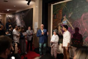 Rita Moreno Instagram - ¡Estás imágenes hablan por si solas! 🥹

Nuestra Rita Moreno se emocionó cuando vio la sorpresa que le teníamos junto a la Familia Miranda, “Rita” creada por Éktor Rivera, plasma la vida y trayectoria de la inigualable artista puertorriqueña. 

El público de #WestSideStoryPR será el primero en disfrutar de esta hermosa obra de arte. 

West Side Story desde el 9 de febrero en el Bellas Artes de Santurce. 

#WestSideStory #RitaMoreno #Rita #Art #Broadway @theritamoreno @ektorrivera @ektorrivera_art