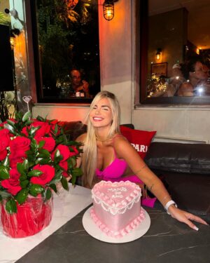 Rita Tiecher Instagram - Meu dia 20/12 parabéns pra mim! E agora é ainda mais especial porque tô com meu baby na barriguinha! 🥹🤰💘
