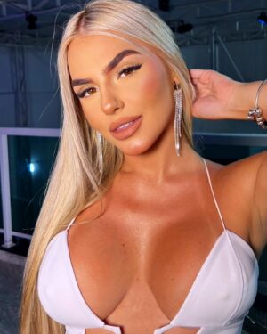 Rita Tiecher Instagram - dia 20/12 meu dia! 💙🥳
Cabelo: @veruskaeleres