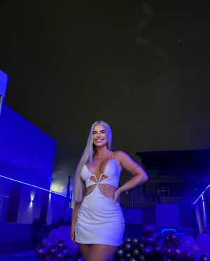 Rita Tiecher Instagram - dia 20/12 meu dia! 💙🥳
Cabelo: @veruskaeleres