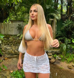 Rita Tiecher Instagram - Biquíni: @jfranco_beachwear Saia: @summercroche_ 💘