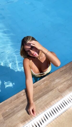Rita Tiecher Instagram - ✨ E vamos de poses na piscina.. qual é a sua preferida? ✨ a primeira eu quase quebrei a coluna fazendo kkkkkkk 😂