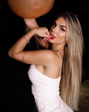 Rita Tiecher Instagram - “Admito que acho graça em ver você babaaaar..” 🤤😮‍💨 ph: @rogerfernandezrj @ramonzitorc2