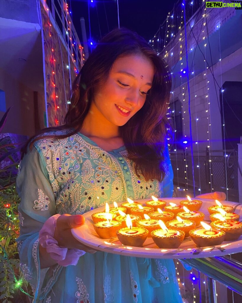 Ritika Nayak Instagram - Happy diwali to everyone 🪔✨ Stay safe & enjoy lots of sweets✨💜 #happydiwali #ritikanayak