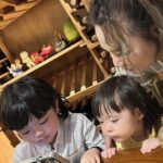 Riva Chang Instagram - 時間過的好快喔！ 轉眼間這相片也才一年多不到兩年耶！ 回顧舊照片才會發現小孩子真的長的很快！ 但身為媽媽每一天累積的成就感也是要幫自己按個讚👍🏿👍🏿👍🏿👍🏿👍🏿全天下的父母都辛苦啦❤️ 今天突然想起來這件事，回憶起前後差距的照片，覺得很有趣孩子的天真無邪是最美的畫面，當然我內心也是覺得如果未來一切像偶像劇它真的發生了，我也會很開心很祝福樂此不疲❤️ 事情是這樣子的我的老闆 #B2 他的兒子 #麻糬 超可愛，呃….要說遺傳他的帥氣嗎？我覺得大部分來自於他兒子的努力跟媽媽的基因🤣🤣🤣 所以在米苔目剛要滿一歲吧，我就跟B2個說:老闆麻糬年紀跟米苔目現在是非常合適的年紀，而且他們兩個都有著讓人想犯罪的美麗五官，總之肥水不落外人田，我覺得他們好適合我們來訂娃娃親好不好？ 雖然老派但現在流行超派…就試一試嗎？ 結果我老闆跟老闆娘都說好啊！（畢竟他也瘋瘋的） 感覺應該很可愛，而且也讓小孩彼此可以做朋友玩在一起，於是我整個人真的搞的像自己在相親，幫女兒選戰袍，一直假設性的問未來女婿問題，真的好笑又有趣我自己也將那天的娃娃親當作認真確切的一回事！ 爾後遇到我都會叫女兒快去找你未來的丈夫，我跟麻糬說話都會：哪個～女婿呀！ 叫我老闆老闆娘都叫親家！！ 沒錯～我老闆覺得他們才多大我到底有什麼毛病自己一直樂在其中，但對我來說任何事都很難說，不可能的也都會變可能！ 搞不好明年我女兒就回公婆家圍爐了呢？ 只是媽媽也要去🤣🤣 話說有人也為小孩訂過娃娃親嗎？ 那有人真的因為娃娃親真的共許終生的嗎？ 最後 #麻糬 #米苔目 是不是真的很般配，他們結合在一起就是 #王子公主 #俊男美女 （哈哈哈失控的媽媽） 新年就是要有目標，有期許有期待嘛～ 祝大家～ 今天都吃飽飽 新年快樂🎊🎆🎉❤️ PS:要看動態過程影片可以搜尋（YT:甜甜媽我當mother 當然如果看了幫人家ㄧ訂閱一分享開啟小鈴鐺～包你龍年，龍馬精神、龍心大悅、錢財long總來）🙏