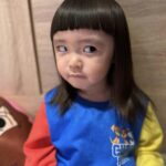 Riva Chang Instagram - 小孩睡覺的時候，就是媽媽可以把自己所有事情做完忙完，然後稍微給自己獨處的時間❤️ 尤其看著剛剛皮的要死的小傢伙，詞彙越懂越多，越來越有自己的想法，現階段他最愛的就是說：#我不要 然後剛剛還想偷偷摸摸趁還沒刷牙，故意高亢的說：媽媽我要去睡覺囉～然後我又把她再次拎回來督促她刷牙，陪著他睡著…..確實啦這何嘗不也是另一種甜蜜呢💕 我想來跟大部分的媽媽聊聊你們也都會幫自己的孩子剪頭髮嗎？尤其是瀏海的部分！！ #米苔目 的頭髮長好快，但也滿足了我過往當過髮妹的快樂，每次幫她剪完瀏海都好有成就感～ 在媽媽眼裡：總覺得天啊！好可愛好美麗😍 剪頭髮💇‍♀️安撫中邊進行，我一直說著哇！ 好像公主好美唷～但她只沒有情緒的說： 我就是公主啊～哪來的自信啦🤔真的是 #哭笑不得 #但謝謝寶貝的配合 #讓媽媽好有成就感🤣 PS:他拍照的表情跟模樣再也不是媽媽說了算，他現在一律照著自己的感覺情緒擺拍😑 媽媽們一起來分享自己的剪髮好手藝吧😍 大家 #假日愉快 媽媽也差不多要晚安了喔💤
