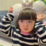 Riva Chang Instagram - 時間過的好快喔！ 轉眼間這相片也才一年多不到兩年耶！ 回顧舊照片才會發現小孩子真的長的很快！ 但身為媽媽每一天累積的成就感也是要幫自己按個讚👍🏿👍🏿👍🏿👍🏿👍🏿全天下的父母都辛苦啦❤️ 今天突然想起來這件事，回憶起前後差距的照片，覺得很有趣孩子的天真無邪是最美的畫面，當然我內心也是覺得如果未來一切像偶像劇它真的發生了，我也會很開心很祝福樂此不疲❤️ 事情是這樣子的我的老闆 #B2 他的兒子 #麻糬 超可愛，呃….要說遺傳他的帥氣嗎？我覺得大部分來自於他兒子的努力跟媽媽的基因🤣🤣🤣 所以在米苔目剛要滿一歲吧，我就跟B2個說:老闆麻糬年紀跟米苔目現在是非常合適的年紀，而且他們兩個都有著讓人想犯罪的美麗五官，總之肥水不落外人田，我覺得他們好適合我們來訂娃娃親好不好？ 雖然老派但現在流行超派…就試一試嗎？ 結果我老闆跟老闆娘都說好啊！（畢竟他也瘋瘋的） 感覺應該很可愛，而且也讓小孩彼此可以做朋友玩在一起，於是我整個人真的搞的像自己在相親，幫女兒選戰袍，一直假設性的問未來女婿問題，真的好笑又有趣我自己也將那天的娃娃親當作認真確切的一回事！ 爾後遇到我都會叫女兒快去找你未來的丈夫，我跟麻糬說話都會：哪個～女婿呀！ 叫我老闆老闆娘都叫親家！！ 沒錯～我老闆覺得他們才多大我到底有什麼毛病自己一直樂在其中，但對我來說任何事都很難說，不可能的也都會變可能！ 搞不好明年我女兒就回公婆家圍爐了呢？ 只是媽媽也要去🤣🤣 話說有人也為小孩訂過娃娃親嗎？ 那有人真的因為娃娃親真的共許終生的嗎？ 最後 #麻糬 #米苔目 是不是真的很般配，他們結合在一起就是 #王子公主 #俊男美女 （哈哈哈失控的媽媽） 新年就是要有目標，有期許有期待嘛～ 祝大家～ 今天都吃飽飽 新年快樂🎊🎆🎉❤️ PS:要看動態過程影片可以搜尋（YT:甜甜媽我當mother 當然如果看了幫人家ㄧ訂閱一分享開啟小鈴鐺～包你龍年，龍馬精神、龍心大悅、錢財long總來）🙏
