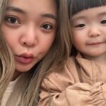 Riva Chang Instagram - 小孩絕對是最誠實的生物🤣 小孩也絕對是帶給你最多歡樂的生物😂 小孩是絕對很多特質都超像你的生物😂 我愛這個奇奇怪怪的生物 她叫 #米苔目 我的的髮色來自 @miyake.mpalace ❤️