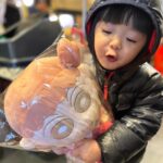 Riva Chang Instagram - 我女兒跟她失散快三年的姐妹相見了！ 我們家米苔目跟#蠟筆小葵 的本性真的一模模一樣樣！ 我相信跟她相處過的一開始都說怎麼可能，接著傻眼又不失禮貌的說像蠟筆小葵很可愛欸🤣 蠟筆小葵愛珍珠跟會閃閃發光的任何飾品，米苔目也是她總是指著我那些飾品說，這個我也要我也要我也要長大都是我的喔！ 我說好以後我們是最閃亮的時尚姐妹花💍💎 （但我內心想的是最相像的諧星母女檔） 再來蠟筆小葵只愛帥哥，看到帥哥那個眼睛冒愛心像星星，死爬著跟著帥哥不放，米苔目只差在用追得不是爬的，然後動不動跟媽媽撞菜🙄 但他總是都得意的贏了因為帥哥會抱她，她還用會著自己是正宮的眼神看著她媽媽我本人！！🙄🙄🙄 米苔目的一切真的就是蠟筆小葵啊啊啊啊啊啊啊🌻 你們家裡也有蠟筆小葵嗎？？？